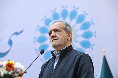 الرئيس بزشكيان: لا نعادي أي بلد إسلامي ونتمسك بوحدة الأمة الإسلامية