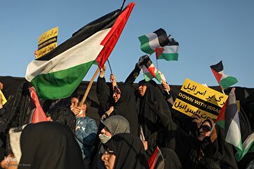 Huge Rally in Tehran Raps Zionists’ Atrocities in Gaza