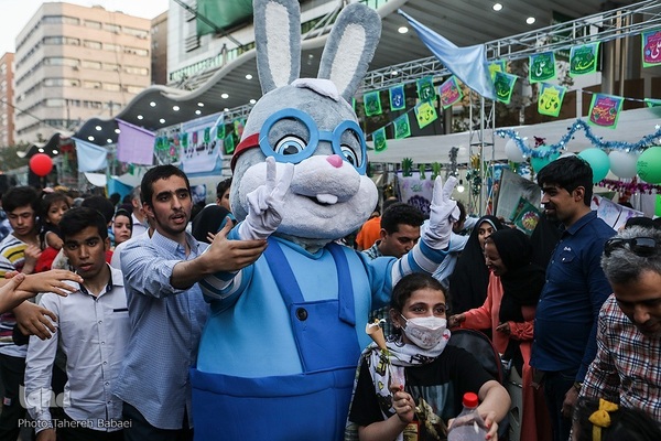 Tehran: People attending a 10-km-long Eid al-Ghadir celebrations on Monday on Valiasr Street. 