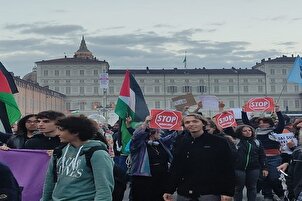 Activistas pro Palestina bloquean el desfile de supercoches en el Salón del Automóvil de Turín + FOTOS