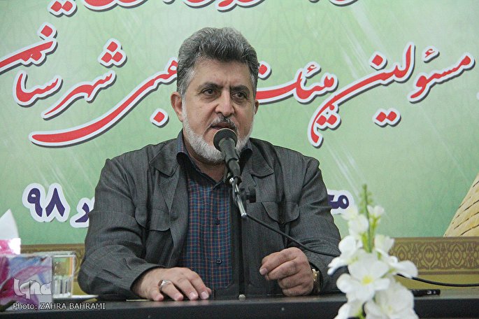 مداحان جایگاه خود را با درهم و دینار عوض نکنند