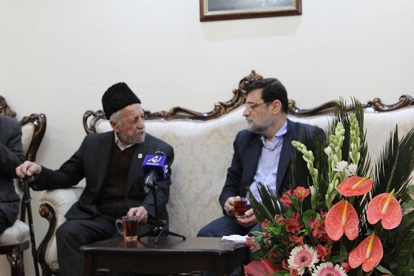 دیدار قاضی‌زاده هاشمی با پدر شهیدان «قربانی دستجردی» و شهیدان «حسینجانی»