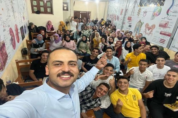 تدریس رایگان معلم مصری به حافظان قرآن