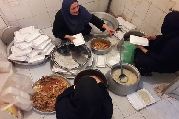 توزیع غذای گرم بین نیازمندان توسط خانه قرآن کلام نور گرگان