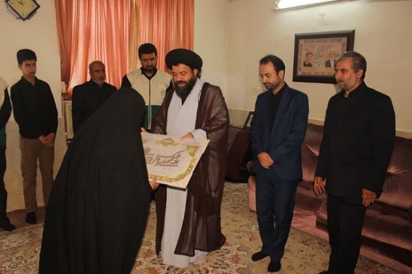 حجت الاسلام دلبری امام جمعه گالیکش در دیدار با خانواده شهید دفاع مقدس