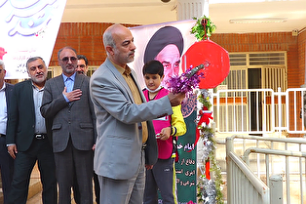 محمدی مدیر عامل پدافند غیر عامل گلستان در نواختن زنگ پدافند غیر عامل در دبستان فریدون مدنی