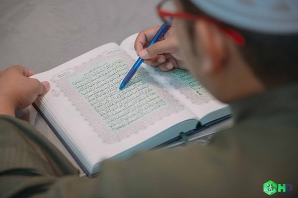 قرآن آموز اهل برونئی در حال آموزش