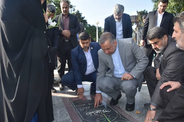 به مناسبت هفته قوه قضایه مدیر کل دادگستری گلستان به مقام شهدا ادای احترام کرد