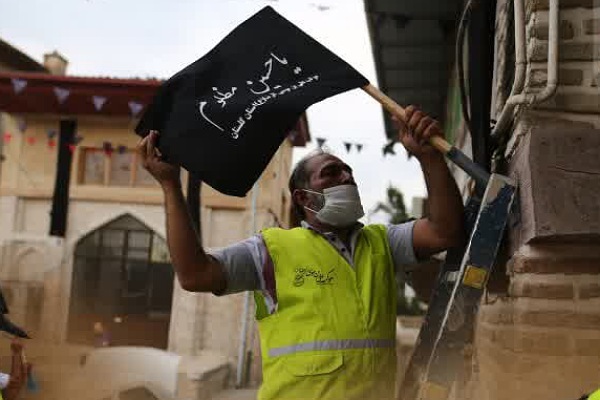 نصب پرچم عزای امام حسین در محلات قدیمی گرگان