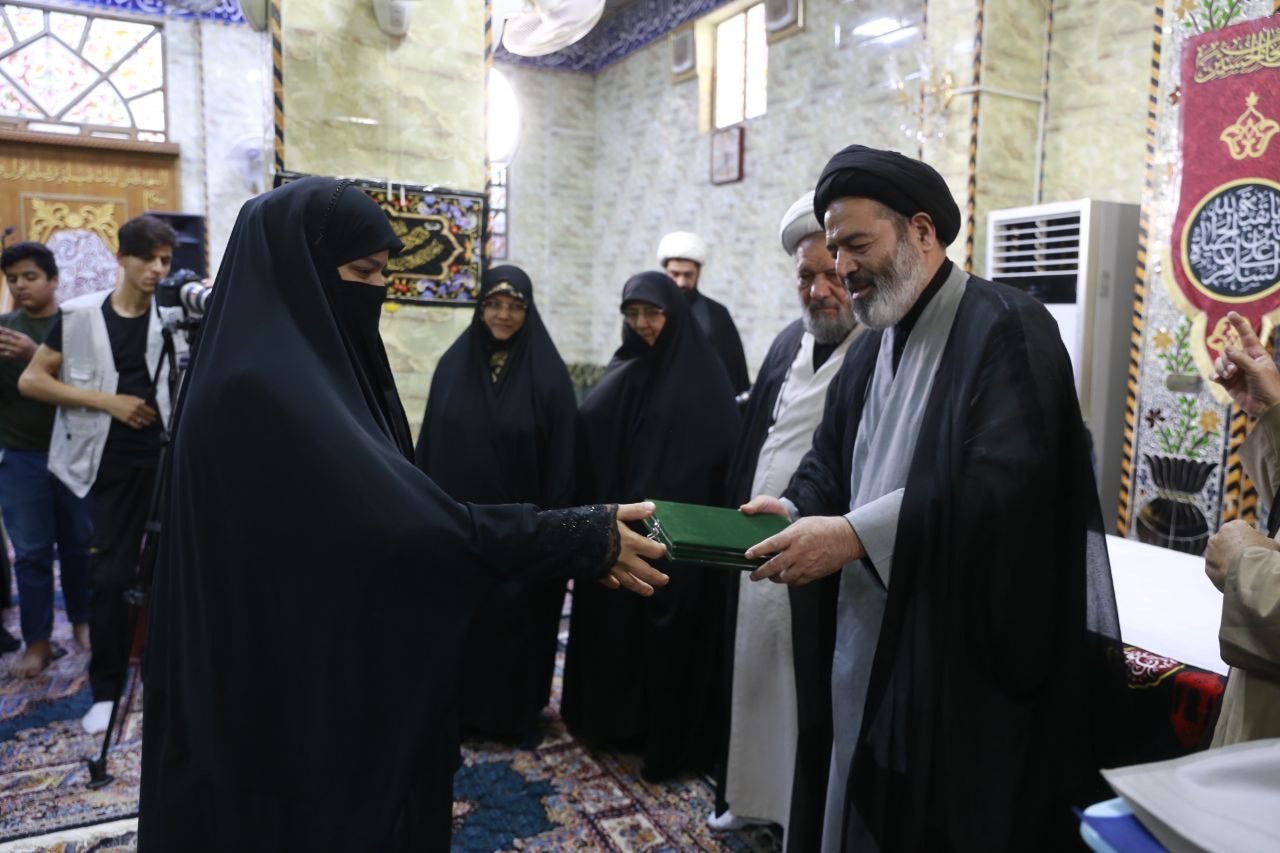 تجلیل از خانواده شهدای مقاومت در کربلا