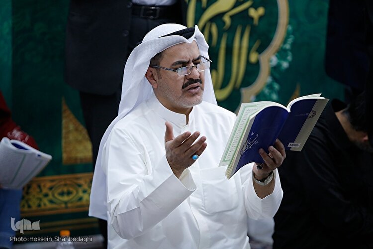 احیای زائران غیرایرانی در حرم مطهر رضوی