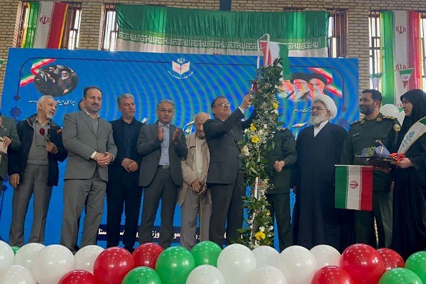 نواختن زنگ انقلاب توسط استاندار گلستان در مدارس استان نواختن زنگ انقلاب توسط استاندار گلستان در مدارس استان