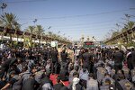 حضور انبوه زائران حسینی در کربلای معلی همزمان با روز عاشورا + عکس
