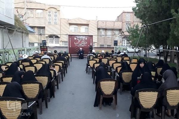 فرهنگ رایج دنیا به دنبال تهی کردن جوامع از هویت است