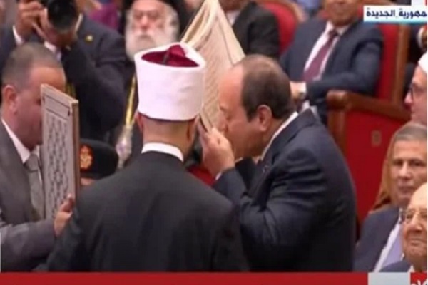 اهدای قرآن به رئیس‌جمهور مصر از سوی الازهر