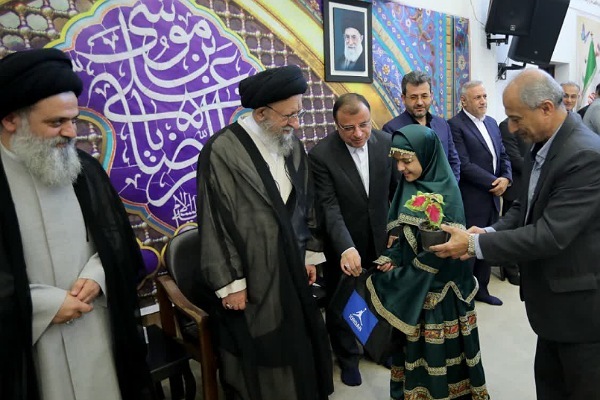 آیت الله نورمفیدی امام جمعه گرگان از دختران موفق تجلیل کرد