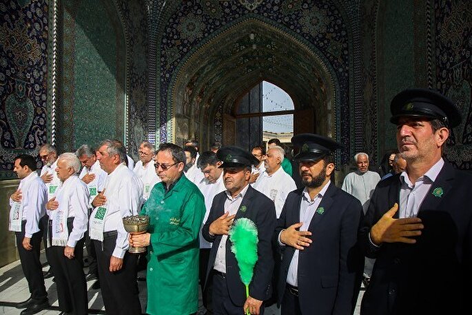 عکس | حضور خادمان گل‌آرایی آستان قدس رضوی در حرم مطهر بانوی کرامت