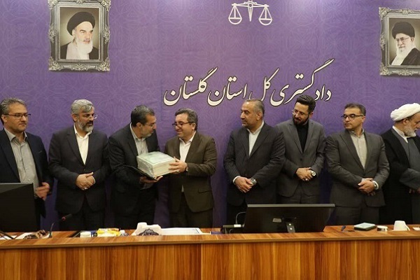 تحویل استاد رسمی به مدیر کل بنیاد مسکن