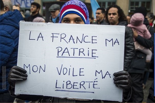 مواجهه زنان محجبه فرانسوی با خشونت‌های کلامی و فیزیکی