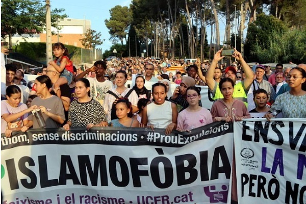 تظاهرات صدها اسپانیایی در محکومیت به آتش کشیدن مسجد در کاتالونیا