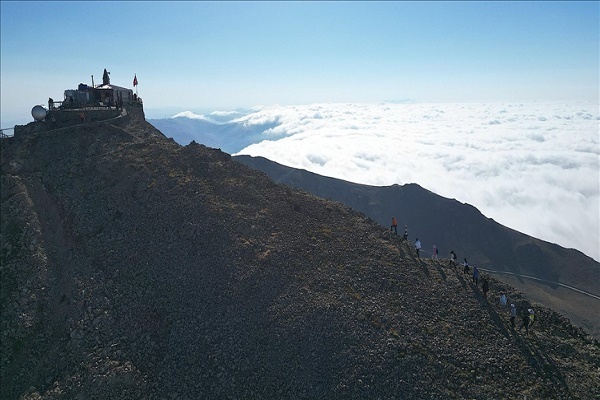 مسجد «لبه صخره» در ترکیه؛ مقصدی برای دوستداران طبیعت و کوهنوردان