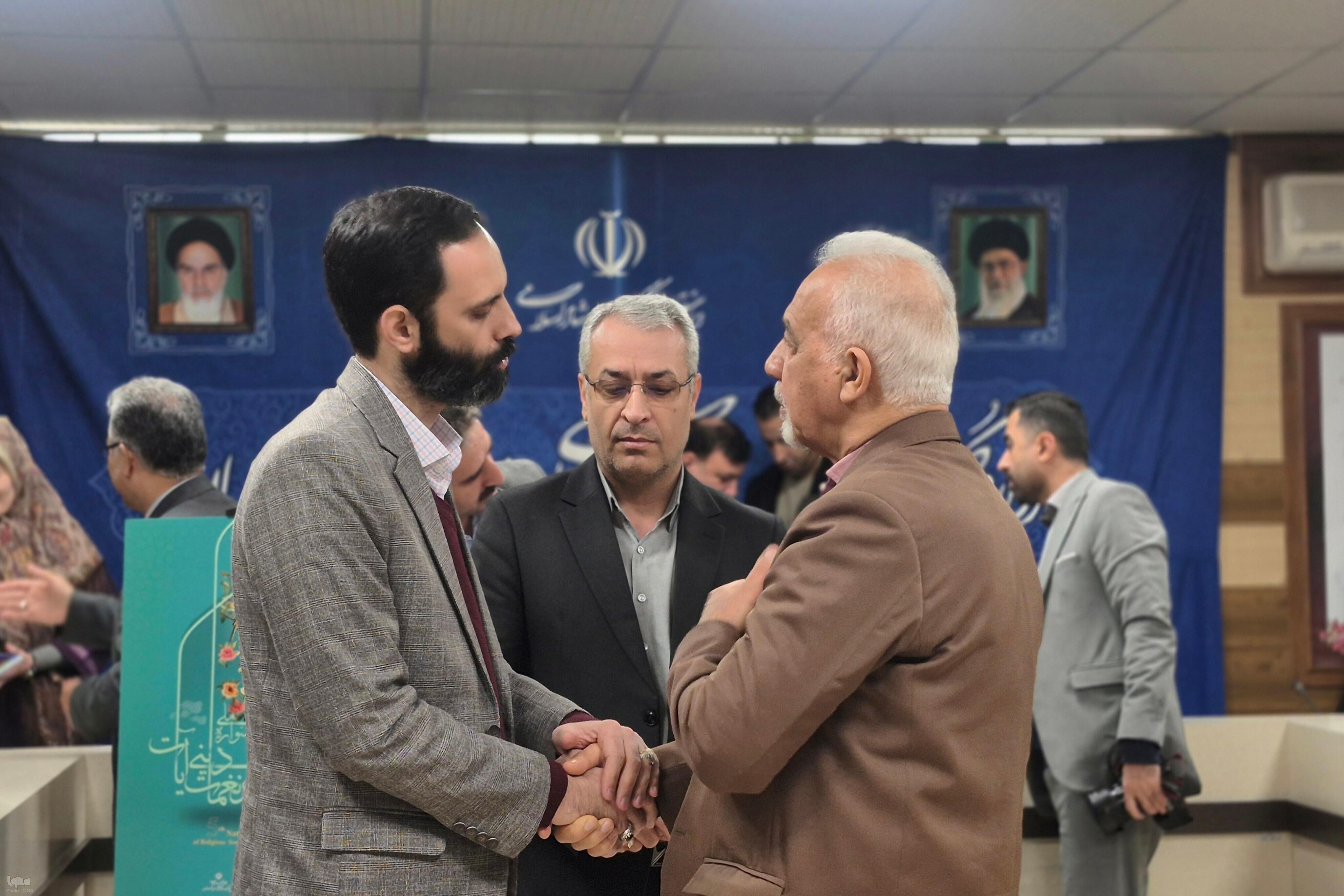 رونمایی از پوسترهای جشنواره‌ی ملی آواها و نواهای رضوی و پنجمین جشنواره ملی آواها و نغمات دینی آیات+عکس