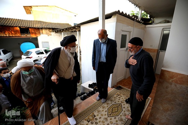 دیدار نماینده ولی فقیه در گلستان با خانواده شهید ملک شاهکوهی و ابوبکر اونق