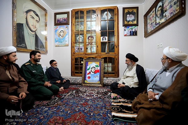دیدار نماینده ولی فقیه در گلستان با خانواده شهید ملک شاهکوهی و ابوبکر اونق