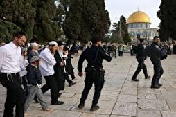 Des colons sionistes accomplissent des rituels talmudiques à la Mosquée Al-Aqsa