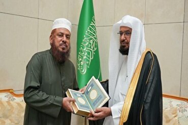 Komplek Raja Fahd Hadiahkan Alquran kepada Ketua Asosiasi Hadis Bangladesh