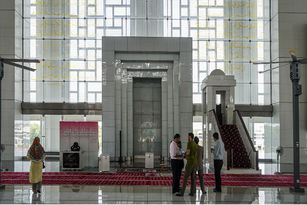 Masjid di Malaysia; Struktur besi di atas air + Gambar dan video