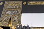 Menaikan tirai Kaabah menjelang musim haji